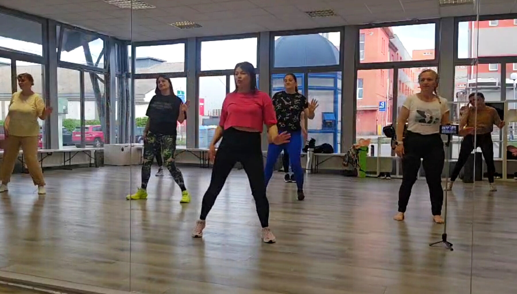 Лена веде заняття Zumba в студії
