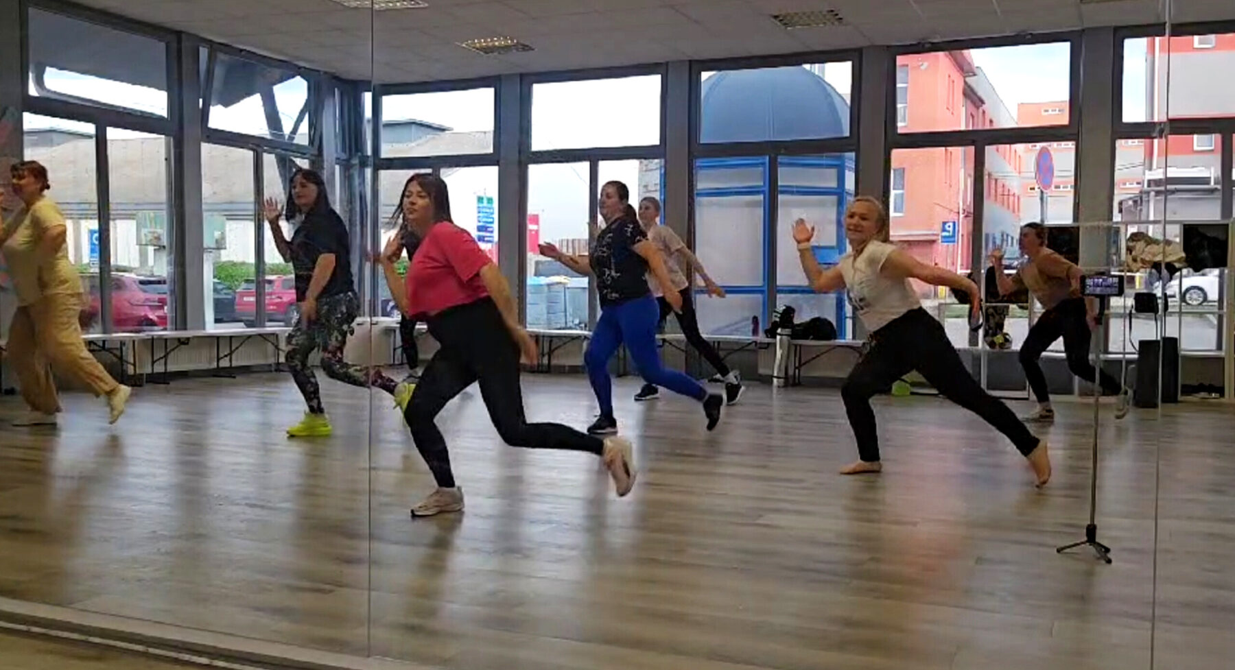 Заняття Zumba, група в русі